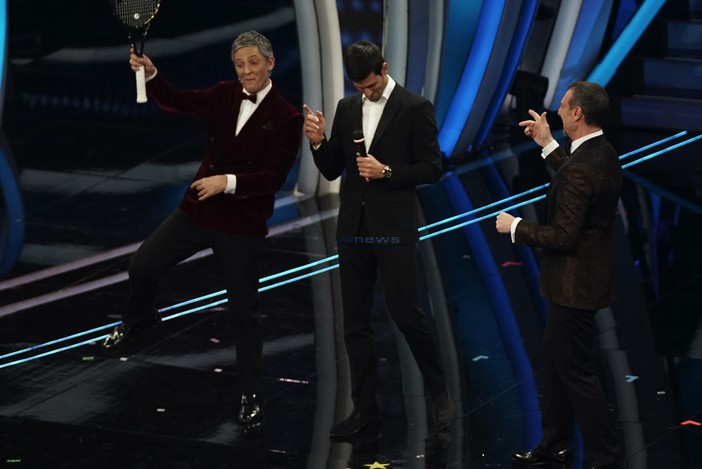 Novak Djokovic a Sanremo canta "Terra promessa" e palleggia con Fiorello Novak Djokovic a Sanremo canta "Terra promessa" e palleggia con Fiorello
