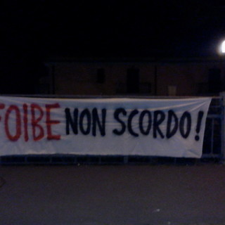 Imperia: striscione dei militanti di 'Gioventù Italiana' per ricordare le Foibe