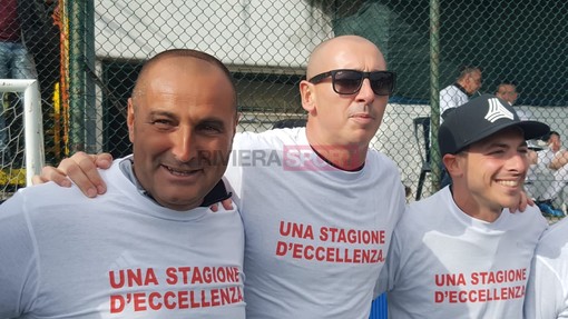 Alan Carlet (al centro) festeggia la promozione dell'Ospedaletti Calcio in Eccellenza con Gianni Minori e Facciolo