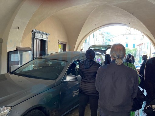 Dolcedo: l'ultimo saluto alla piccola Luna, la comunità si stringe intorno al grande dolore della famiglia (Foto e Video) Dolcedo: l'ultimo saluto alla piccola Luna, la comunità si stringe intorno al grande dolore della famiglia (Foto e Video)