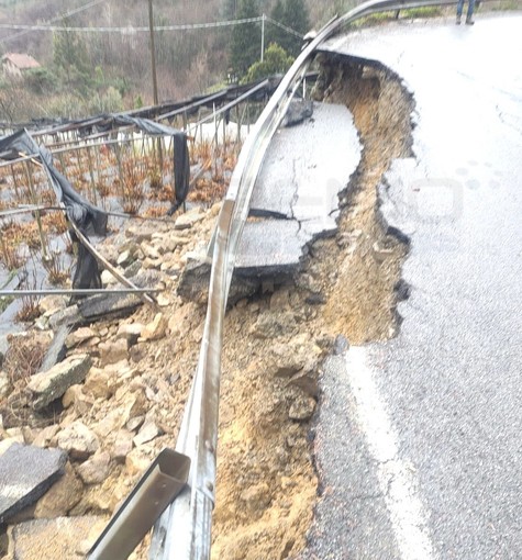 Maltempo sul Ponente: frana la SP 55 tra Ceriana e Bajardo, intervento della Provincia e strada transitabile (Foto) Maltempo sul Ponente: frana la SP 55 tra Ceriana e Bajardo, intervento della Provincia e strada transitabile (Foto)