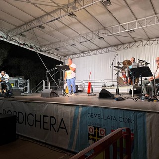 Bordighera ricorda Fabrizio De André, bagno di folla ai giardini Lowe (Foto)