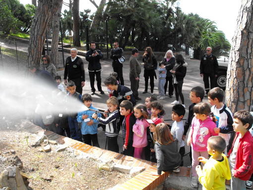 Ospedaletti: alla 'Festa degli alberi' di stamattina, gli alunni della scuola primaria e della scuola dell’infanzia