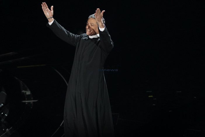 "Don" Fiorello fa la sua omelia all'Ariston: "Fratelli, scambiatevi un segno di pace"