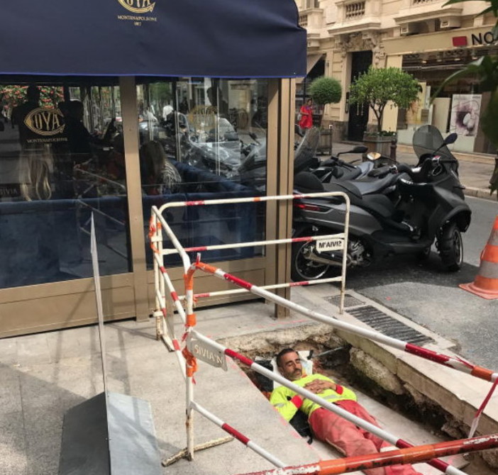 Montecarlo: operaio fa la pennichella nella buca, la foto di Briatore fa il giro del web Montecarlo: operaio fa la pennichella nella buca, la foto di Briatore fa il giro del web