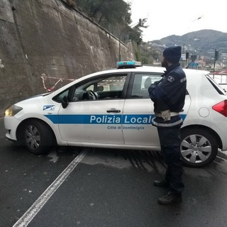 Ventimiglia: rimane chiuso al traffico corso Francia per la frana di ieri, si passa da corso Toscanini (Foto) Ventimiglia: rimane chiuso al traffico corso Francia per la frana di ieri, si passa da corso Toscanini (Foto)