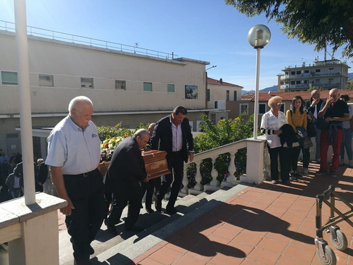 Vallecrosia: in 500 oggi pomeriggio a Maria Ausiliatrice per l'ultimo saluto al Dottor Giovanni Palumbo (Foto e Video) Vallecrosia: in 500 oggi pomeriggio a Maria Ausiliatrice per l'ultimo saluto al Dottor Giovanni Palumbo (Foto e Video)