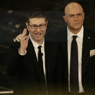 Sanremo: satira politica di Maurizio Crozza al Festival, intervento di Massimo Novero