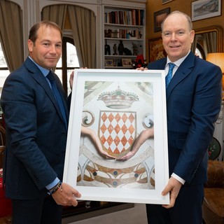 Dolceacqua, il sindaco Gazzola consegna un'opera del fotografo Julien Spiewak al principe Alberto di Monaco Dolceacqua, il sindaco Gazzola consegna un'opera del fotografo Julien Spiewak al principe Alberto di Monaco