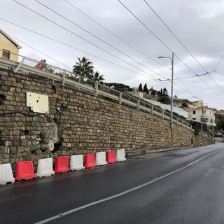 Il muro di contenimento di via Duca d'Aosta Il muro di contenimento di via Duca d'Aosta