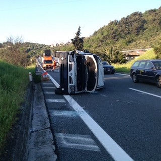 Imperia: furgone si ribalta sulla A10 tra Imperia Est e San Bartolomeo, code in direzione Genova