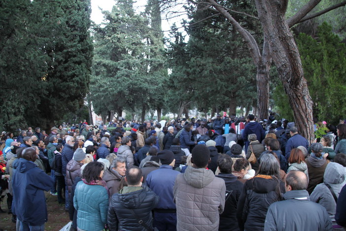 Sanremo: “Grazie per quello che ci hai insegnato”, in valle Armea l'ultimo saluto a Iba Faye, artista e uomo simbolo della città vecchia (Foto) Sanremo: “Grazie per quello che ci hai insegnato”, in valle Armea l'ultimo saluto a Iba Faye, artista e uomo simbolo della città vecchia (Foto)