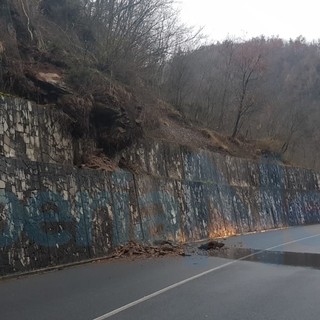 Vessalico: frana sulla Provinciale 453 per Albenga, strada al momento chiusa e intervento in atto Vessalico: frana sulla Provinciale 453 per Albenga, strada al momento chiusa e intervento in atto