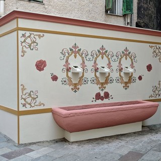 Fontana decorata, San Biagio della Cima rende omaggio al suo legame con le rose (Foto) Fontana decorata, San Biagio della Cima rende omaggio al suo legame con le rose (Foto)