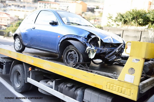 Sanremo: perde il controllo dell'auto ed abbatte due dissuasori in via San Francesco, nessun ferito