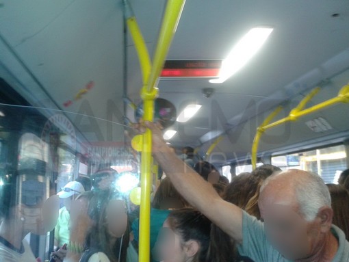 Proteste dei passeggeri dell'Rt. &quot;Autobus sporchi, con scarafaggi e privi di aria condizionata&quot;