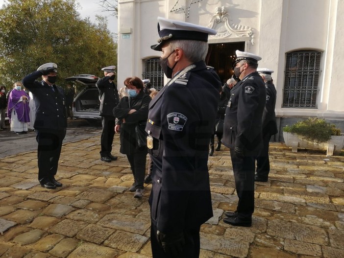 Sanremo: oggi nella chiesa della Villetta l'ultimo saluto a Pierino Oddo, per lui la 'guardia d'onore' della Municipale (Foto) Sanremo: oggi nella chiesa della Villetta l'ultimo saluto a Pierino Oddo, per lui la 'guardia d'onore' della Municipale (Foto)