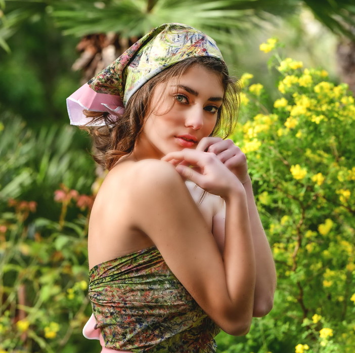La magia di Monet nei foulard Daphné: la collezione della maison sanremese per la mostra ‘Monet en pleine lumière’