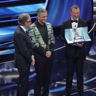 La premiazione sul palco dell'Ariston La premiazione sul palco dell'Ariston