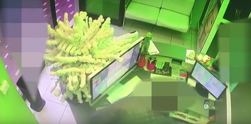 Bordighera: ruba un cellulare dalla scrivania ma il proprietario lo ferma e lo consegna alla municipale (Video) Bordighera: ruba un cellulare dalla scrivania ma il proprietario lo ferma e lo consegna alla municipale (Video)