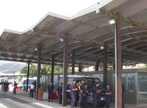 Ventimiglia: emergenza migranti, un lettore &quot;Nessuno pensa ai problemi delle forze dell'ordine al confine&quot;