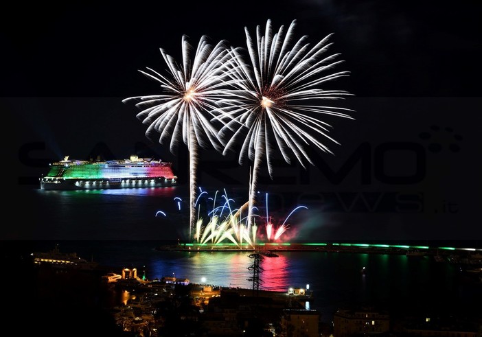 Festival di Sanremo: lo spettacolo dei fuochi piro-musicali incanta residenti e turisti, la Smeralda con il tricolore (Foto)