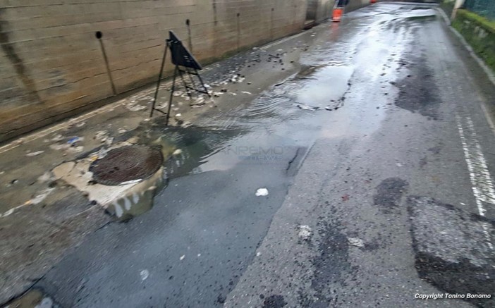 La fogna che esce dal tombino di strada Solaro La fogna che esce dal tombino di strada Solaro