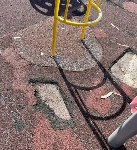 Sanremo: fondo in pessime condizioni e giardinetti sporchi, la protesta dei genitori per il 'Sud-Est' (Foto) Sanremo: fondo in pessime condizioni e giardinetti sporchi, la protesta dei genitori per il 'Sud-Est' (Foto)