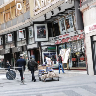 Sanremo: vende frutta e verdura davanti al Teatro Ariston, 'melonaro' fermato due volte in un'ora e mezza Sanremo: vende frutta e verdura davanti al Teatro Ariston, 'melonaro' fermato due volte in un'ora e mezza