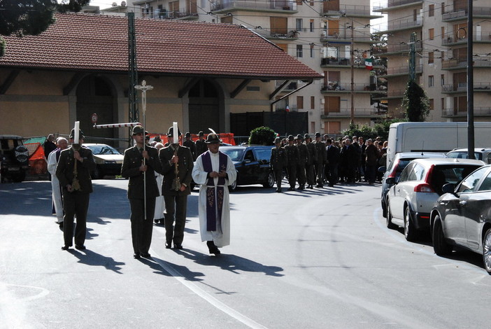 Impossibilità di partecipare ai funerali di Chierotti per alcuni studenti: la risposta di una lettrice