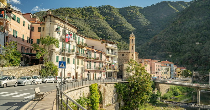 Tre pagine del Corriere della Sera dedicate a Badalucco: un viaggio nel borgo ligure simbolo dell'arte della vita lenta