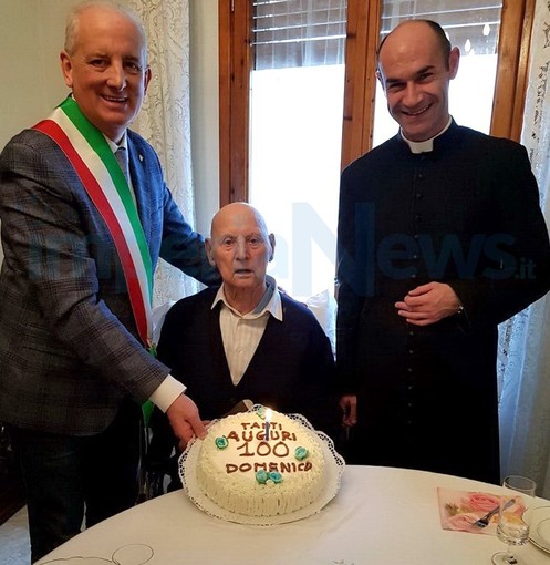 Grande festa in paese: Aurigo celebra Domenico Ferrari, cittadino fedele da 100 anni (Foto)
