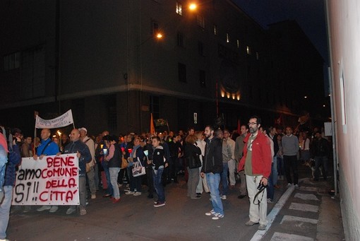 Imperia: oltre 500 persone alla fiaccolata pro Agnesi, un urlo su tutti "La pasta deve rimanere a Imperia" Imperia: oltre 500 persone alla fiaccolata pro Agnesi, un urlo su tutti "La pasta deve rimanere a Imperia"