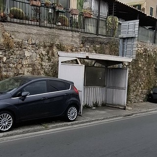 Sanremo, richiesta di nuovi cassonetti a Baragallo: «La pensilina è degradata e inutilizzata, diventi un’isola ecologica»