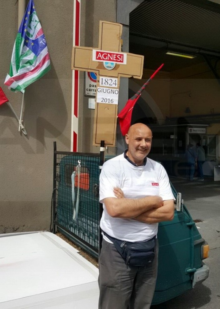 Imperia: croci di fronte allo stabilimento, i sindacati celebrano il 'funerale' simbolico della Agnesi Imperia: croci di fronte allo stabilimento, i sindacati celebrano il 'funerale' simbolico della Agnesi