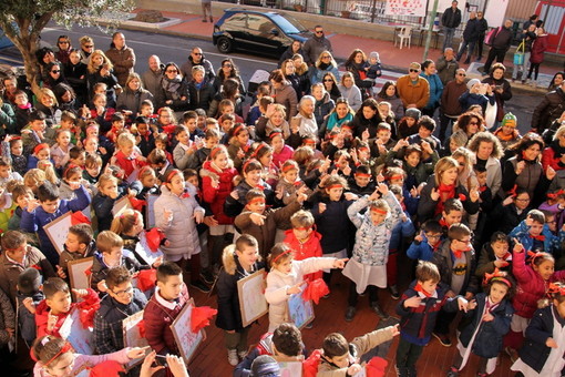 Ventimiglia: anche la scuola 'Biancheri' con alunni ed insegnanti per la 'Giornata contro la violenza sulle donne' (Foto)