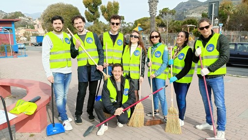 Flash mob a Ventimiglia, “Lacune nel capitolato dei servizi di igiene urbana”: The Lab pulisce le strade del centro città (Foto e video) Flash mob a Ventimiglia, “Lacune nel capitolato dei servizi di igiene urbana”: The Lab pulisce le strade del centro città (Foto e video)