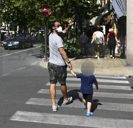 Fotonotizia: il campione di Arma di Taggia, Fabio Fognini a spasso con il figlio a Sanremo