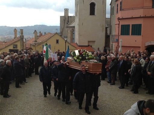 Cervo: oltre mille persone hanno dato l'ultimo saluto al vice Sindaco Vittorio Desiglioli