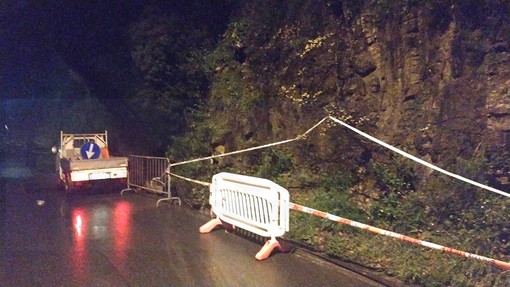 Sanremo: frana e caduta di un masso ieri a Verezzo, strada ristretta ma transito per ora regolare (Foto)