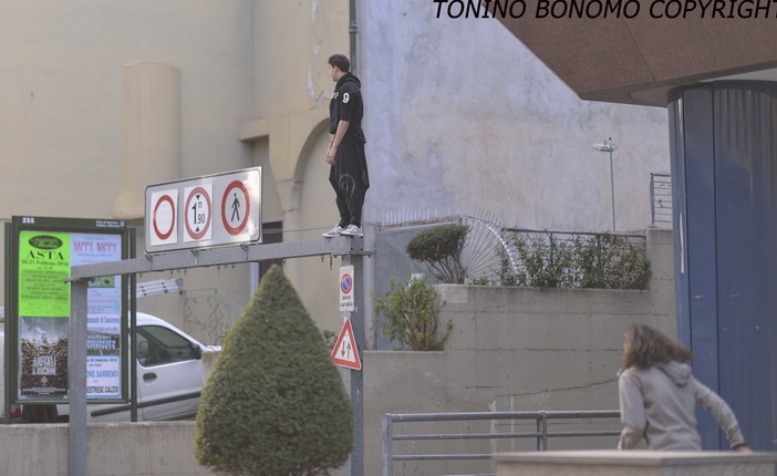 Sanremo: spettacolo di funamboli nel pomeriggio di ieri in corso Garibaldi di fronte al Palafiori