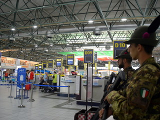 Militari in servizio di pattugliamento presso Aeroporto di Caselle Torinese Militari in servizio di pattugliamento presso Aeroporto di Caselle Torinese