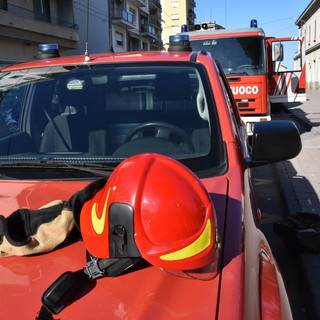 Bordighera: grossa palma cade su un autolavaggio e su auto parcheggiate