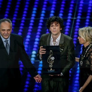 #Sanremo2017: Ermal Meta vince la serata delle Cover con "Amara terra mia"