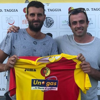 Luca Fiuzzi con la maglia del Taggia insieme al DS giallorosso Davide Baracco