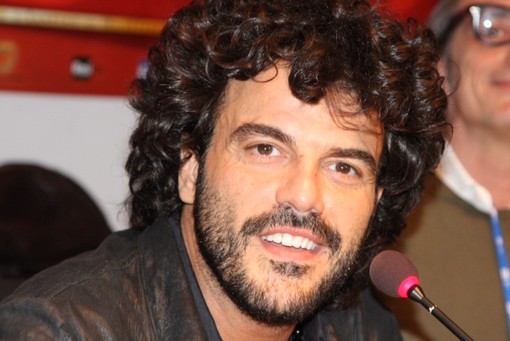 Da cantautore a interprete, la nuova "pelle" di Renga a Sanremo: "Ho voluto appoggiare il mio canto su parole che non fossero le mie" Da cantautore a interprete, la nuova "pelle" di Renga a Sanremo: "Ho voluto appoggiare il mio canto su parole che non fossero le mie"