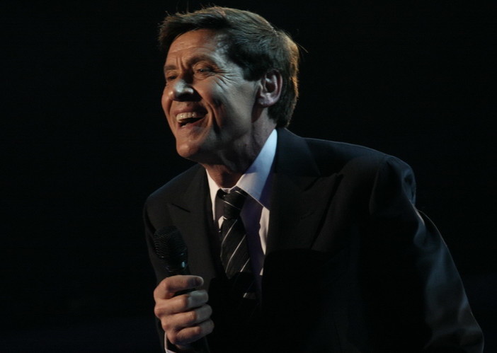 Festival di Sanremo: in pole position per la conduzione ora c'è Gianni Morandi Festival di Sanremo: in pole position per la conduzione ora c'è Gianni Morandi