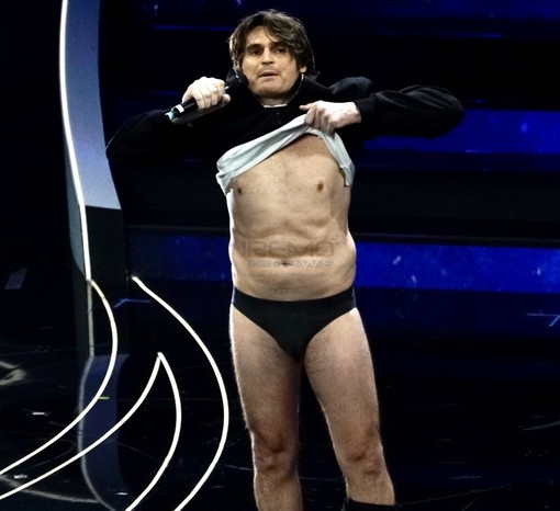 Angelo Duro, in mutande sul palco dell'Ariston: &quot;Io sono un trasgressivo, non ho neanche un tatuaggio&quot;