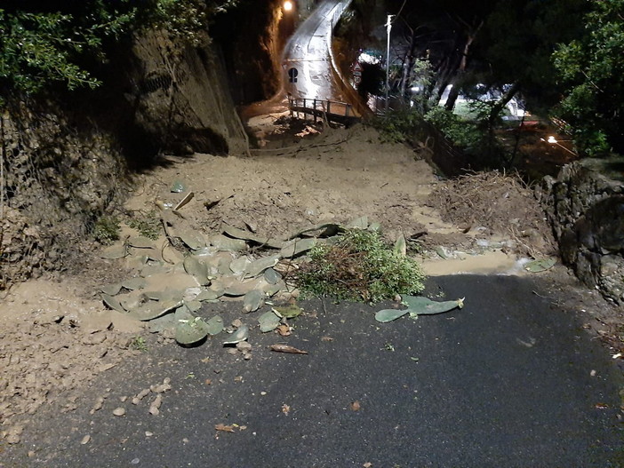 Ventimiglia: gravi problemi per i residenti di via Bandette, una frana isola diverse famiglie da stanotte (Foto)