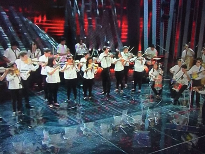 L'orchestra dell'Ariston in piedi per la Orquesta reciclados de Cautera